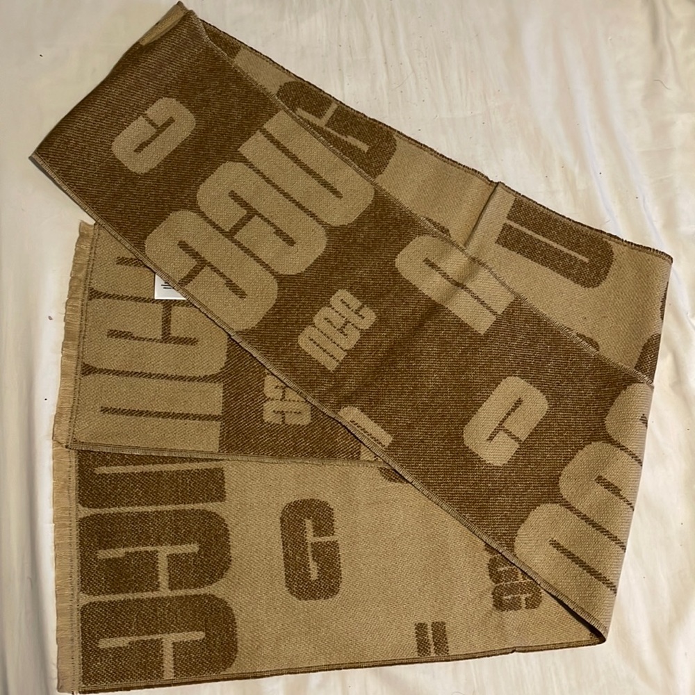 NWOT ugg scarf